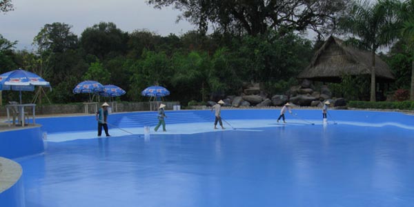 Dùng sơn epoxy chống thấm cho bể bơi hiệu quả