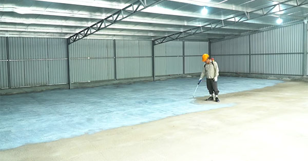 Công đoạn phun hóa chất tăng cứng bề mặt sàn sau mài và trước khi đánh bóng