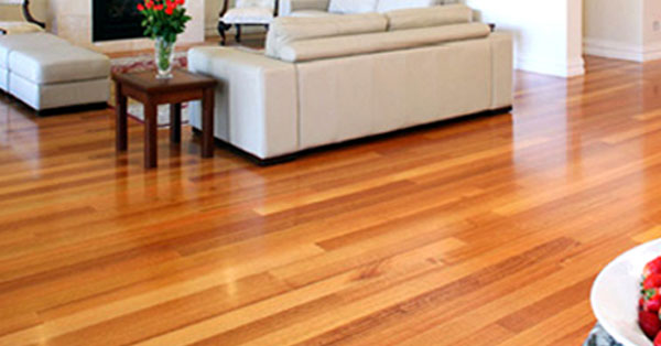 Đánh bóng sàn gỗ tự nhiên giúp bề mặt sáng đẹp