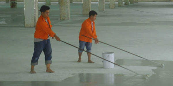sàn xưởng đang được thi công sơn epoxy